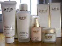 上海市悅美紅妝化妝品低價(jià)批發(fā)信息\n\n本文簡(jiǎn)要介紹上海悅美紅妝公司提供的低價(jià)批發(fā)化妝品業(yè)務(wù)，該企業(yè)為精細(xì)化學(xué)品行業(yè)中的知名商家，其產(chǎn)品已在世界工廠網(wǎng)中國(guó)產(chǎn)品信息庫(kù)展示。此次主要目錄 積極擴(kuò)張 各大類型單價(jià)優(yōu)勢(shì)明顯；護(hù)膚套件和彩妝組裝靈活選擇多樣性保障售賣促銷適應(yīng)力；實(shí)時(shí)數(shù)據(jù)管理，物美價(jià)平價(jià)獲取必備；并展示部分性價(jià)比極高單品 植物草本保濕清新醒膚面膜和香水系列，更有復(fù)購(gòu)原高層獲得豐厚好處送。“量大更優(yōu)惠】通過(guò)合規(guī)?；鹕虾?nèi)頂尖正牌量采促銷途徑獲取最新實(shí)時(shí)報(bào)價(jià)信息和降低中間份額后的資源配給保障暢銷于二三線城